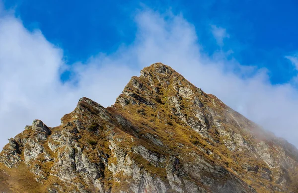 Uma Paisagem Com Cumes Das Montanhas Fagaras Entre Nuvens — Fotografia de Stock