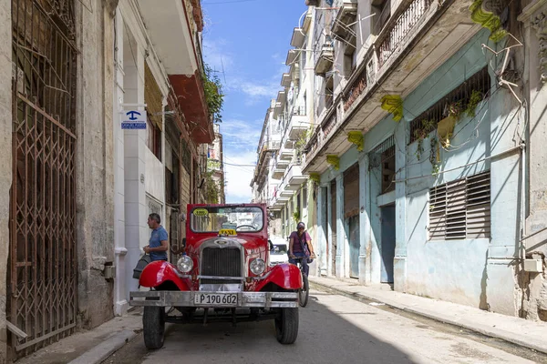 2021年10月5日 古巴哈瓦那 在阳光明媚的一天 古巴哈瓦那的一条街道 在有人居住的建筑物和一辆复古汽车之间 — 图库照片