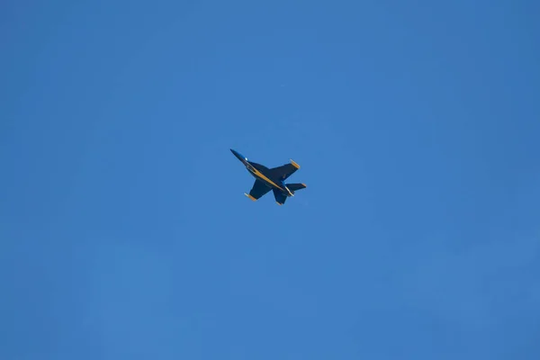 Ένα Ιπτάμενο Αεροσκάφος Ενάντια Ένα Μπλε Κατά Διάρκεια Μιας Εκπομπής — Φωτογραφία Αρχείου
