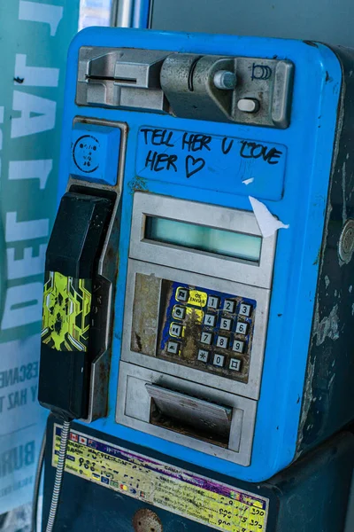 Una Toma Vertical Una Vieja Cabina Telefónica Mal Estado Funcionamiento —  Fotos de Stock