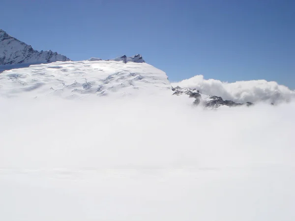 Veduta Una Vetta Innevata Con Vento Che Soffia Neve Dal — Foto Stock