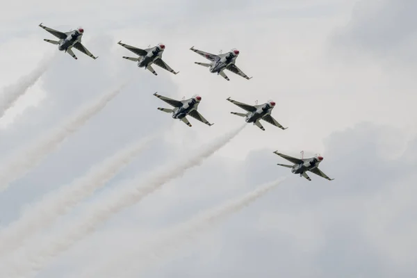 Grupo Aviones Voladores Contra Cielo Nublado Durante National Air Show — Foto de Stock