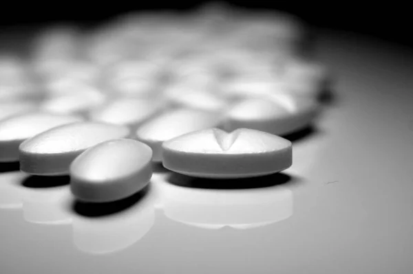 Серый Крупный План Многих Лекарств Отражающем Белом Столе — стоковое фото