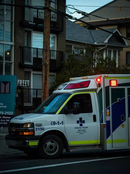 Disparo Vertical Ambulancia Alberta Health Services Complejo Residencial —  Fotos de Stock