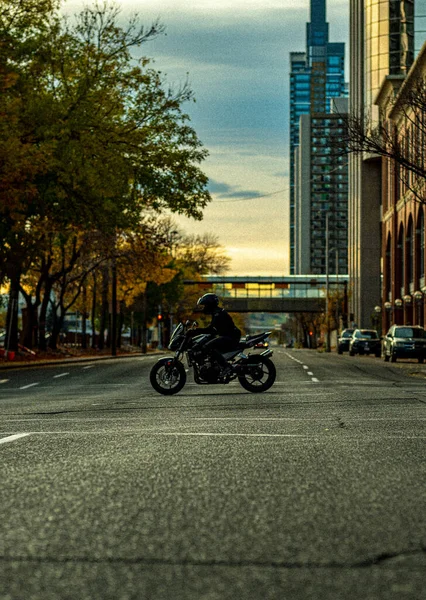 Motocyklista Jedzie Przez Skrzyżowanie Śródmieścia Calgary Alberta — Zdjęcie stockowe