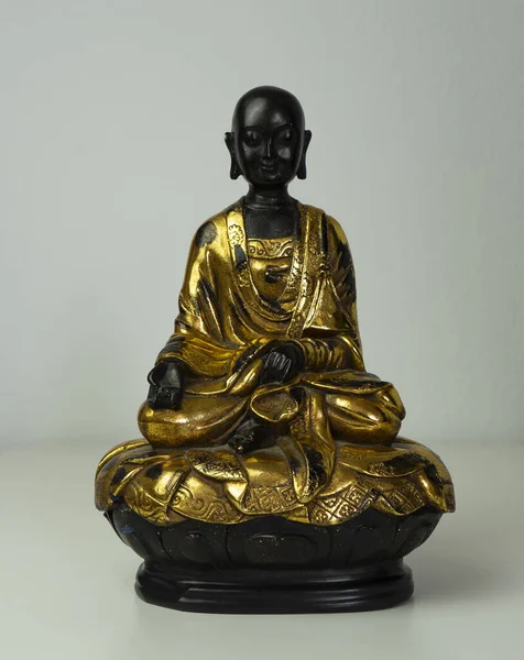 Вертикальный Снимок Золотой Статуи Будды — стоковое фото