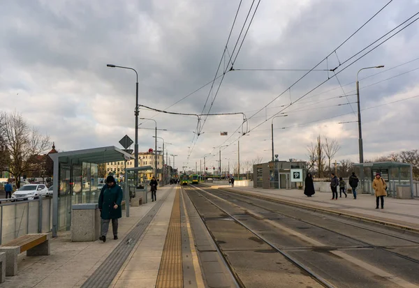 Poznan Polen Mrt 2018 Mensen Wachten Een Tram Bij Halte — Stockfoto