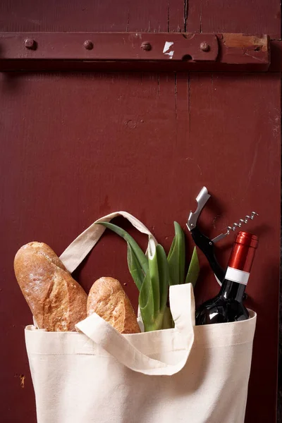 Vertical Shot Wine Baguettes Corkscrew Green Beans Tote Bag Red — Stock Photo, Image