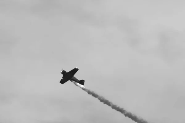 Kasvetli Bir Gökyüzüne Karşı Yanan Dumanla Uçan Bir Askeri Uçak — Stok fotoğraf