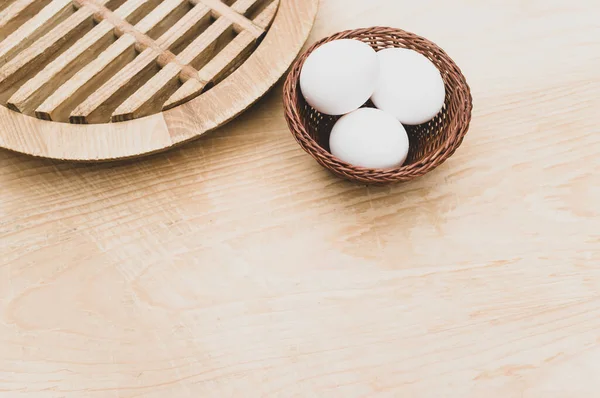 Huevos Blancos Orgánicos Recipiente Sobre Una Superficie Mesa Madera Natural — Foto de Stock