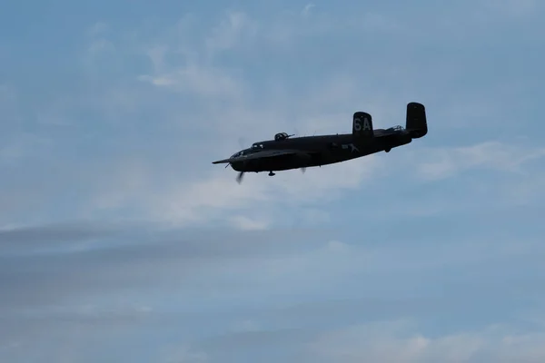 Una Silueta Aviones Militares Antiguos Volando Contra Cielo Nublado — Foto de Stock