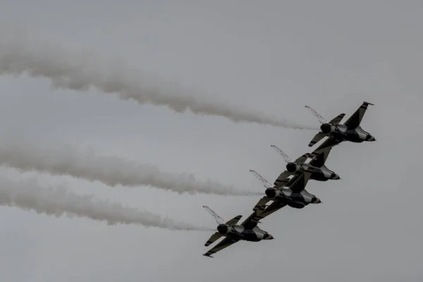 Grupo Aviones Voladores Contra Cielo Sombrío Durante Espectáculo Aéreo —  Fotos de Stock