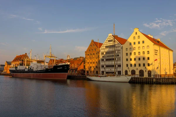 Gdansk Polonia 2021 Río Motlawa Con Barco Museo Soldek Museo — Foto de Stock