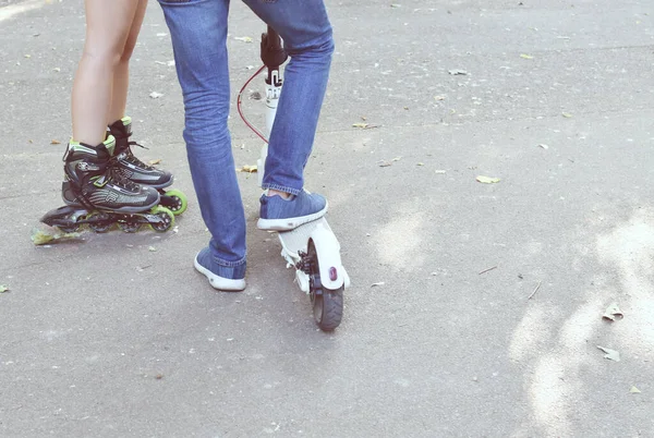 Bucharest Roménia Jul 2019 Tiro Pernas Jovens Com Uma Scooter — Fotografia de Stock