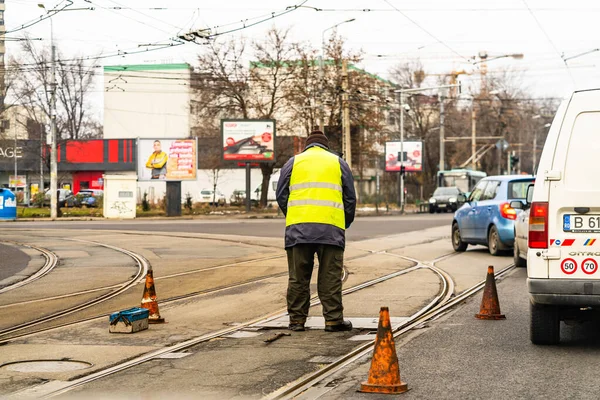 Bukarest Rumänien 2021 Ein Arbeiter Der Den Verkehrskegel Auf Der — Stockfoto