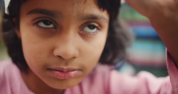 Zbliżenie Szczęśliwy Indyjski Dziewczyna — Wideo stockowe