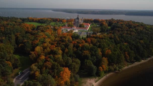 Zdjęcia Lotnicze Pięknego Klasztoru Jesiennym Krajobrazie — Wideo stockowe