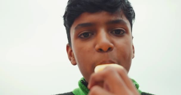 Indiase Jongen Eten Van Ijs — Stockvideo