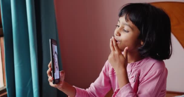 Szczęśliwy Indyjski Dziewczyna Smartfonem — Wideo stockowe