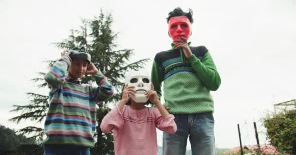 Grupp Glada Indiska Barn Masker — Stockvideo