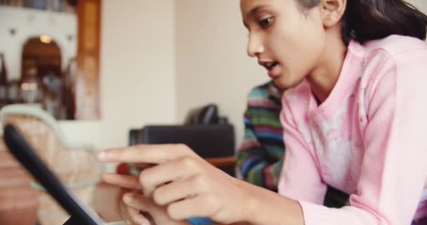 태블릿 컴퓨터를 인도인 어린이들의 — 비디오