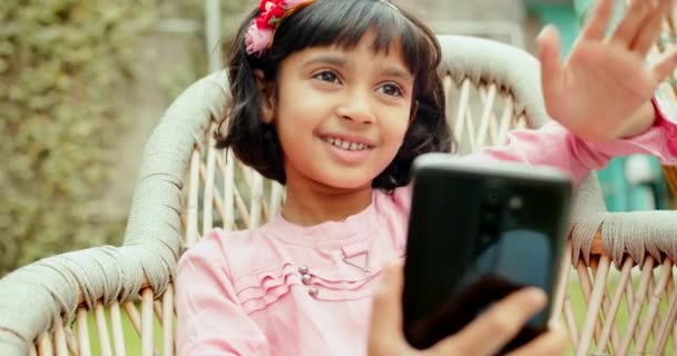 Akıllı Telefonlu Mutlu Hintli Kız — Stok video