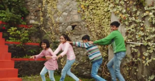 Ομάδα Ευτυχισμένων Ινδών Παιδιών Που Παίζουν — Αρχείο Βίντεο