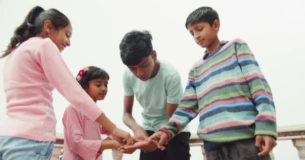 Grupo Niños Indios Felices Jugando — Vídeo de stock