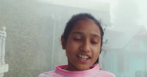 Κοντινό Πλάνο Του Κοριτσιού Από Την Ινδία — Αρχείο Βίντεο