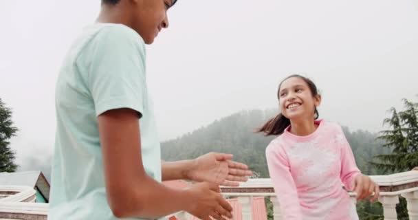 Skupina Šťastné Indické Děti Hrát — Stock video