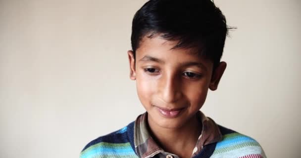 Nahaufnahme Von Glücklichen Indischen Jungen — Stockvideo
