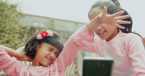 Счастливые Индийские Девушки Смартфоном — стоковое видео