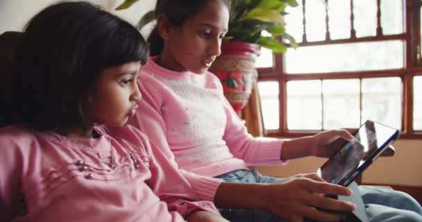 拥有平板电脑的快乐印度儿童团体 — 图库视频影像