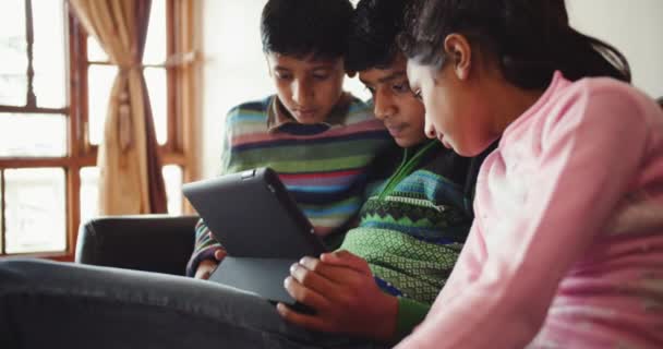 Grupo Niños Indios Felices Con Tablet — Vídeos de Stock