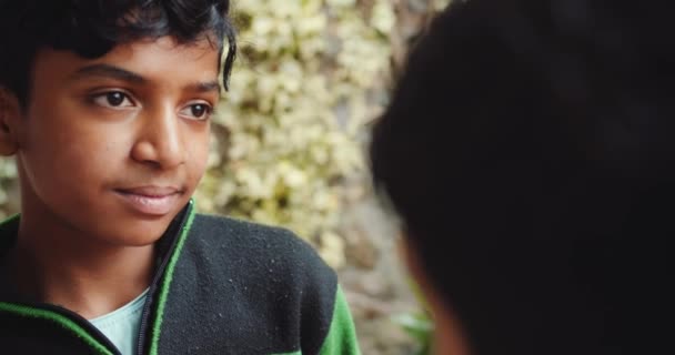 幸せなインディアンの少年たちの終わり — ストック動画