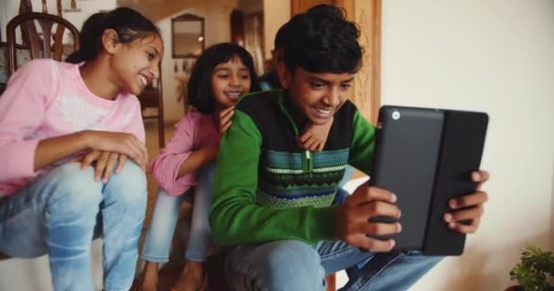 Ομάδα Ευτυχισμένων Παιδιών Της Ινδίας Tablet Υπολογιστή — Αρχείο Βίντεο