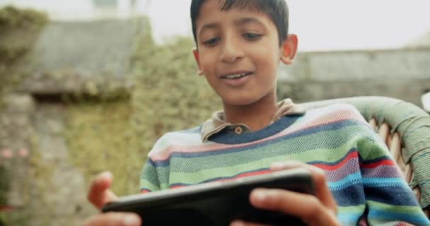 Κοντινό Πλάνο Του Ινδού Αγοριού Smartphone — Αρχείο Βίντεο