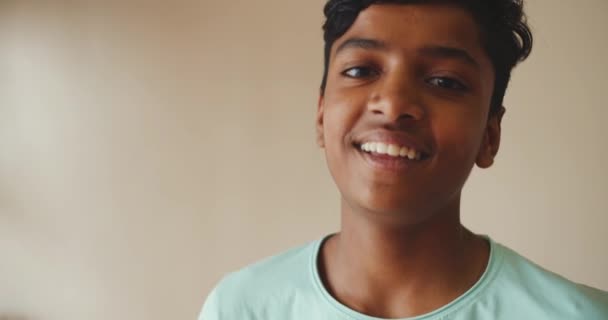 Indiai Fiú Otthon — Stock videók