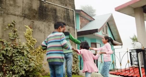Boldog Indiai Gyerekek Csoportja Játszik — Stock videók