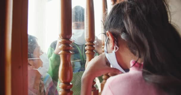 Ομάδα Ευτυχισμένων Ινδών Παιδιών Ιατρικές Μάσκες — Αρχείο Βίντεο