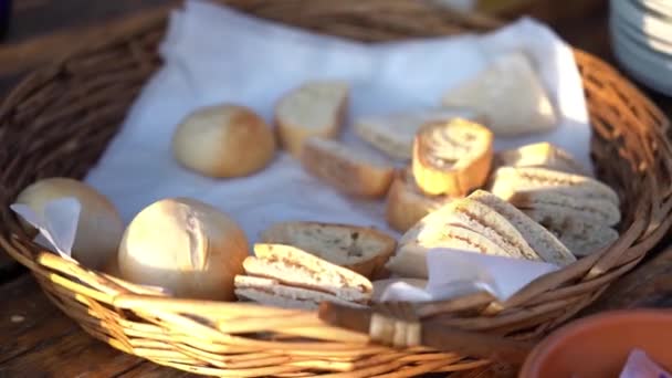 Ekmek Çörekler Masada — Stok video