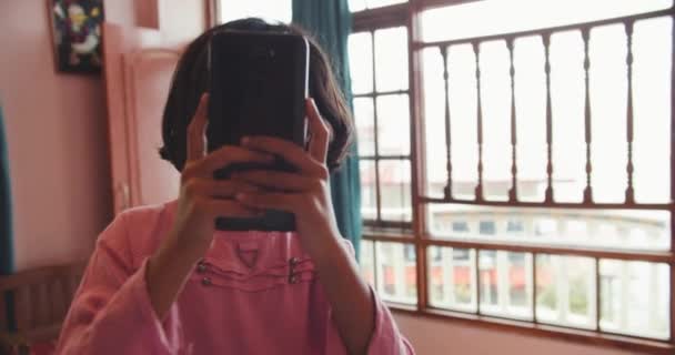 快乐的印度女孩 带着智能手机 — 图库视频影像