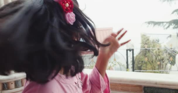 戴着医疗面具的快乐的印度女孩 — 图库视频影像