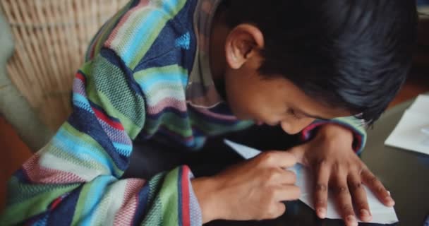 Κοντινό Πλάνο Της Ινδικής Ζωγραφικής Αγόρι — Αρχείο Βίντεο