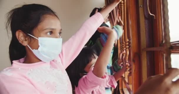 医療用マスクの幸せなインドの子供たちのグループ — ストック動画