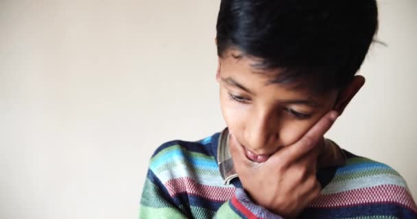 幸せなインディアンの少年の終わり — ストック動画