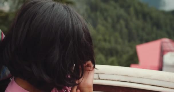 Κοντινό Πλάνο Του Ευτυχισμένου Κοριτσιού Από Την Ινδία — Αρχείο Βίντεο