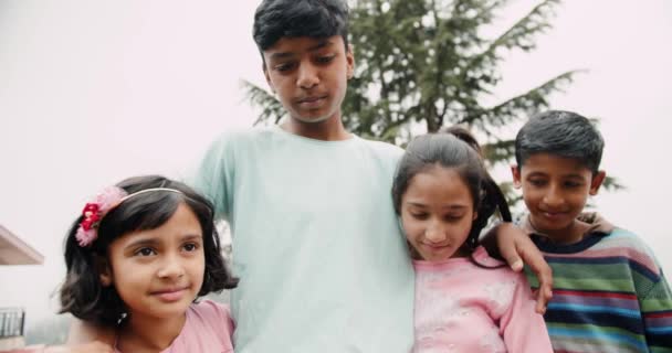 Groep Van Gelukkige Indiase Kinderen — Stockvideo