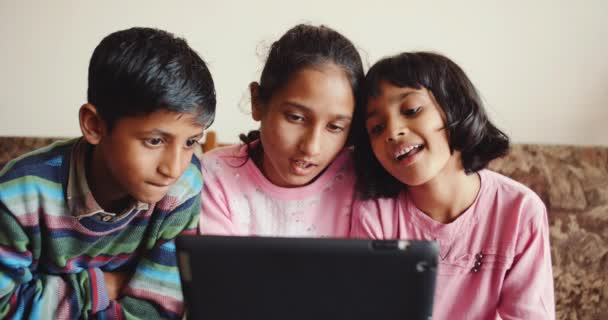 Tablet Bilgisayarlı Bir Grup Mutlu Hintli Çocuk — Stok video