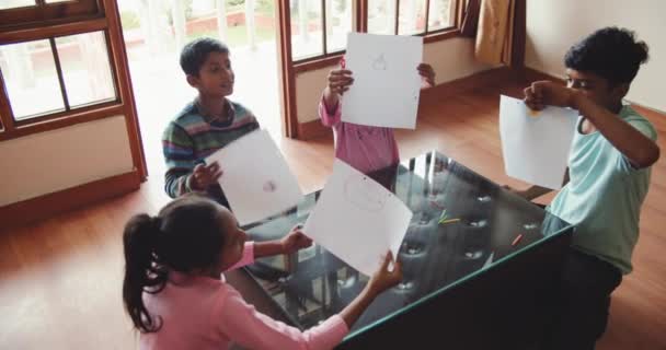 Grupo Niños Indios Felices Pintando — Vídeos de Stock